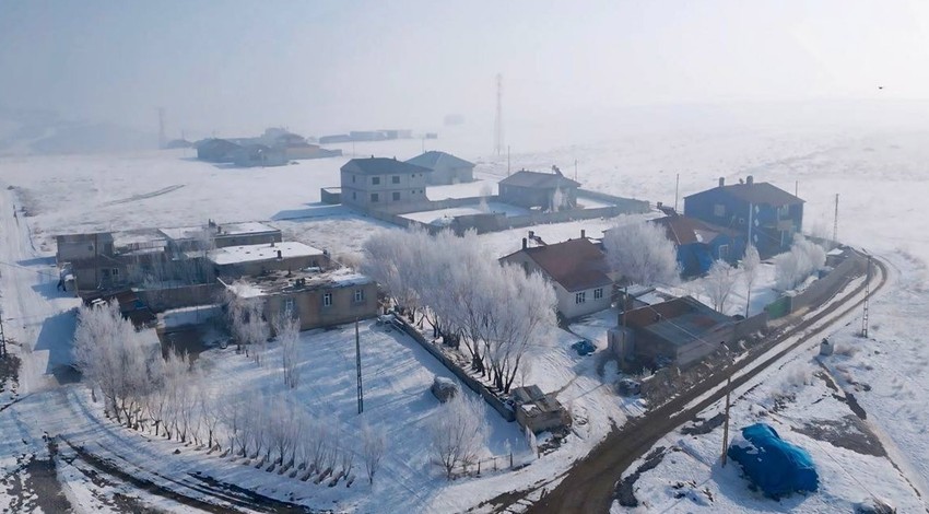 Ağrı'da -9'a vuran hava durumu her yeri dondurdu. Vatandaşlar araçları buz tutmasın diye bakın ne yaptı