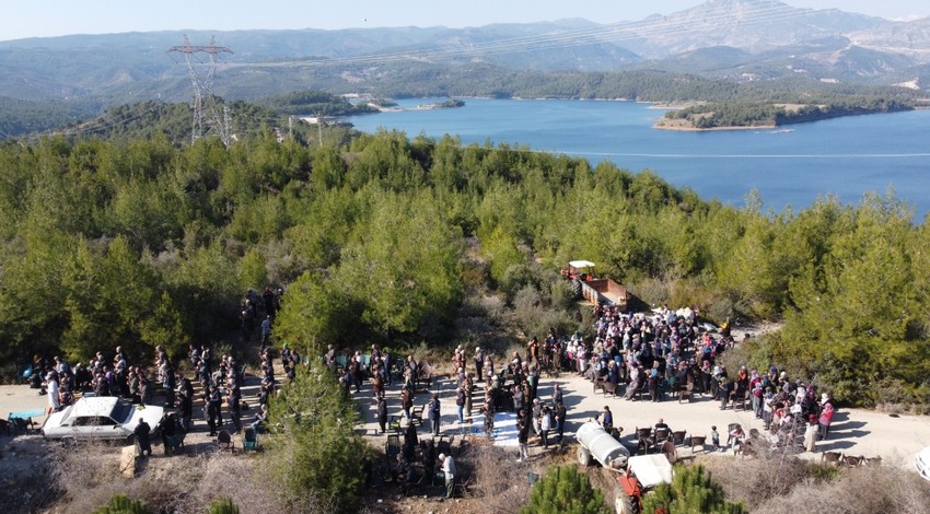 Çukurova'da 10'larca çiftçi bir araya geldi. Ellerini semaya açan çiftçiler, tek bir şey için dua etti