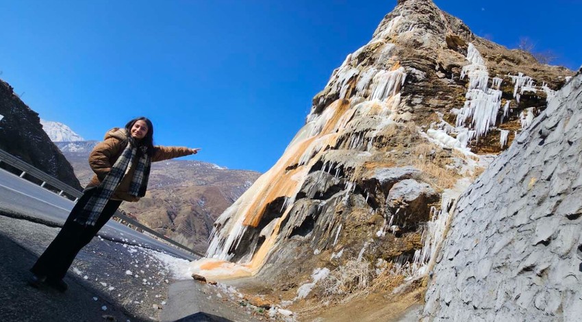 Hava sıcaklığının -15 dereceye düştüğü Bitlis'in simgelerinden biri buzla kaplandı. Geçerken onu gören fotoğraf çektirmeden gitmiyor