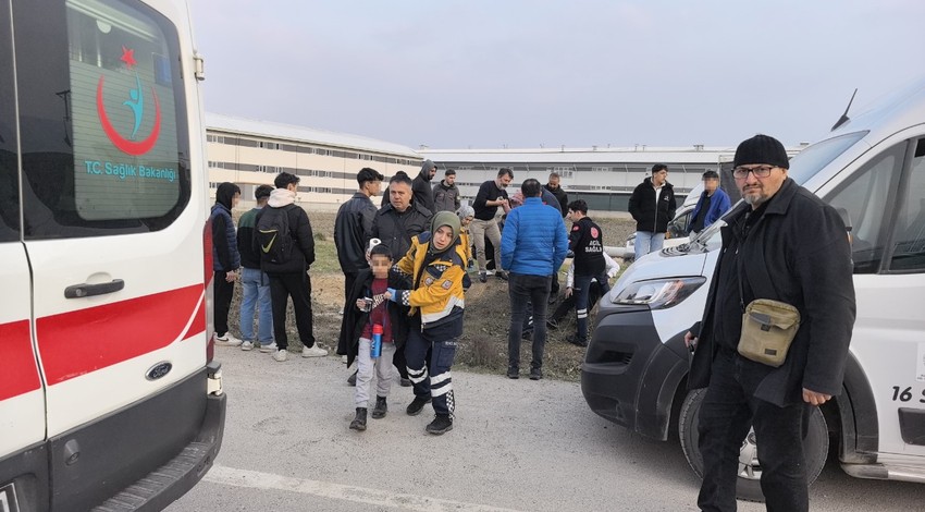 Bursa'da feci kaza! Öğrenci servisi otomobille çarpıştı: Çok sayıda yaralı öğrenci var