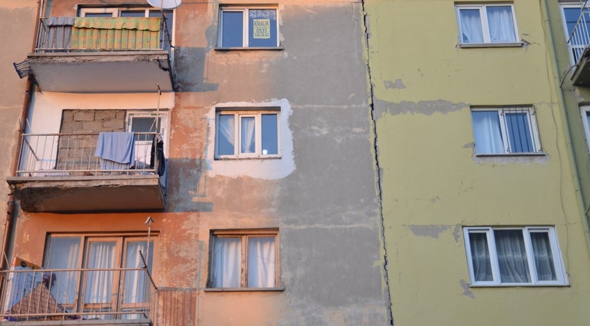 Konya'da yıkılma tehlikesi bulunan 5 katlı 2 bina boşaltıldı