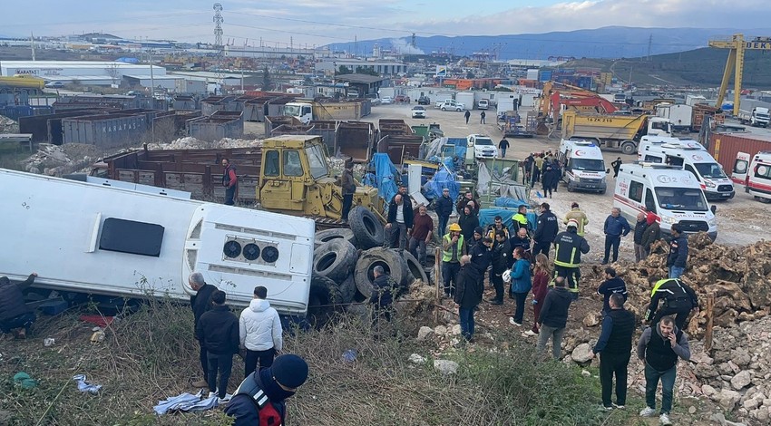 Bursa'da feci kaza! İşçileri taşıyan otobüse tır çarptı: Çok sayıda yaralı