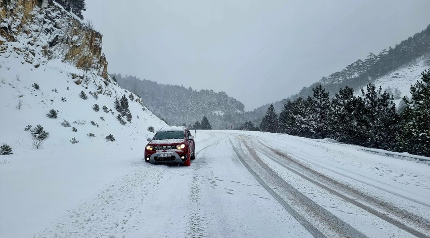 Kar kalınlığı 40 santimetreye ulaştı! Yol ağır vasıtalara kapatıldı