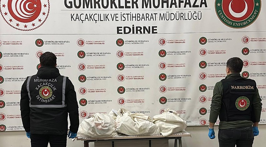 Kapıkule'de şüpheli görülen TIR'ın gizli bölmesinde 67 kilo uyuşturucu ele geçirildi!