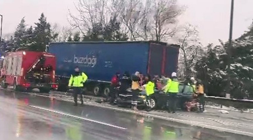 Anadolu Otoyolu'nda feci kaza! Tırın altına giren otomobil kağıt gibi ezildi: 1 ölü, 3 yaralı