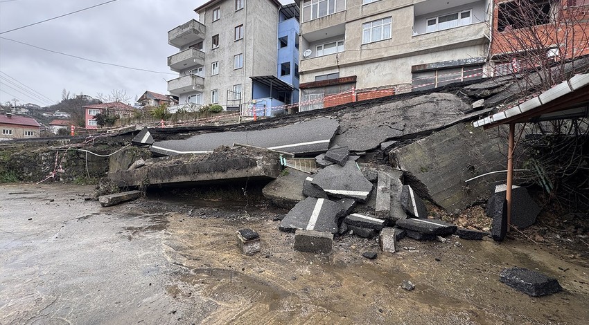 Zonguldak'ta heyelan: Yol çöktü