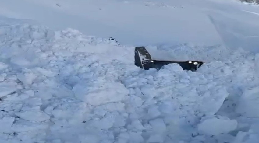 Hakkari'de kar kalınlığı 5 metreyi geçti. Ekipler, çığ tehlikesine aldırmadan gece gündüz çalışmalarını sürdürüyor