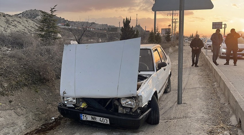 Polisin "dur" ihtarına uymayıp kaçarken kaza yaptı