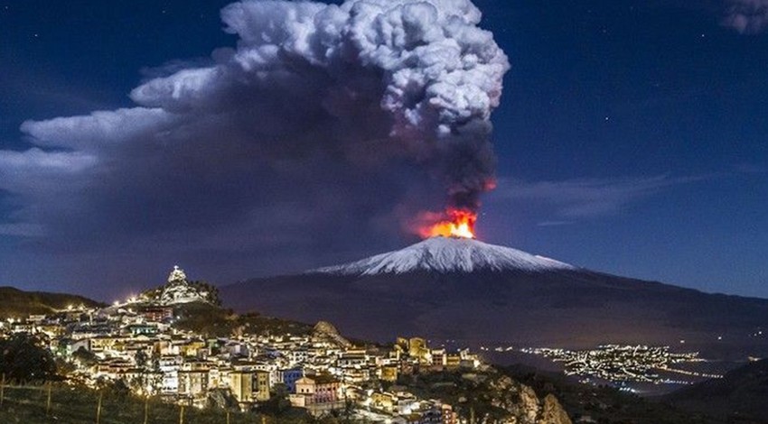 İtalya'da Etna Yanardağı kül ve lav püskürtüyor