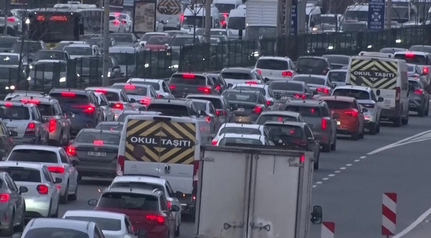 İstanbullunun bitmeyen trafik çilesi! Yoğunluk yüzde 83'e ulaştı