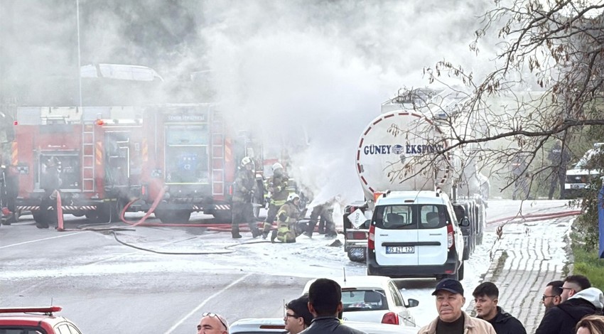 İzmir'de korku dolu anlar! Bitkisel yağ yüklü tanker alev aldı