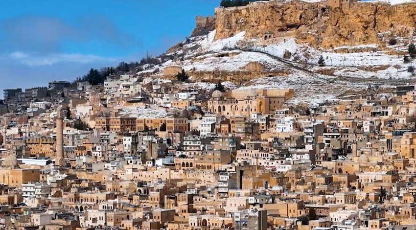 Mardin kar yağışından sonra beyaza bürünmesiyle havadan görüntülendi. Bakanlar bu mükemmel şehre bir daha hayran kaldı