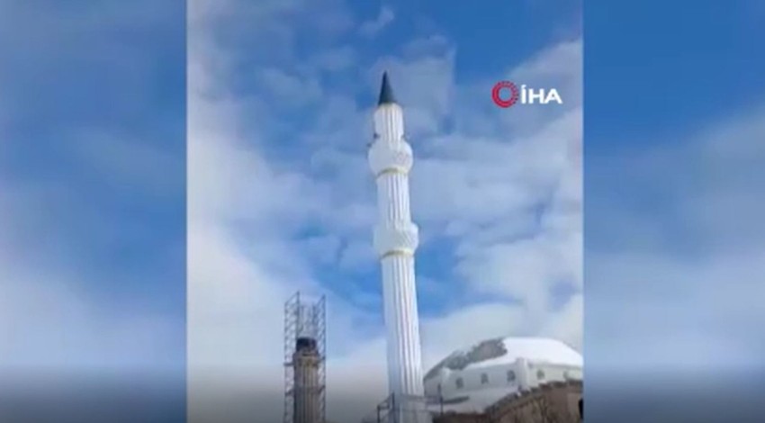 Yozgat’ta cami minaresinde ortaya çıkan hayvan görenleri hayrete düşürdü. Doğanın yırtıcısı oraya nasıl çıkmış kimse bilmiyor