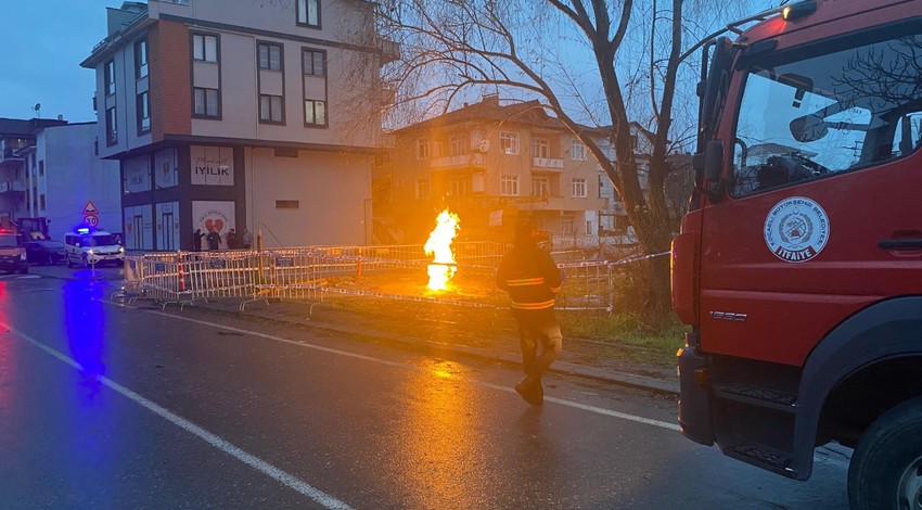 Zemin etüdü sırasında çıkan metan gazı alev aldı: Saatlerdir sönmüyor