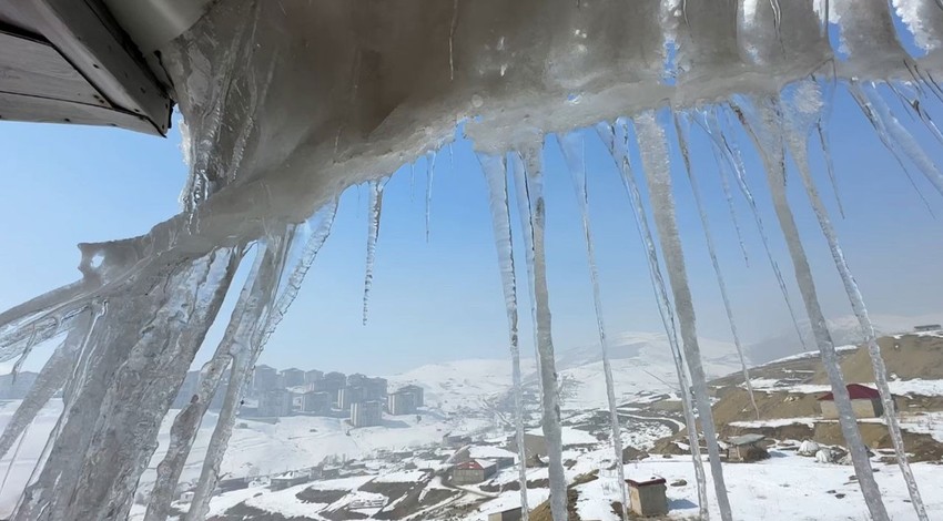 Soğuk havanın etkili olduğu Hakkari'deki binalarda buz sarkıtları oluştu. Bazı noktalarda 2 metreyi geçti