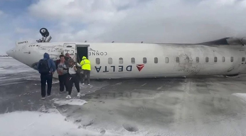 Bir uçak kazası daha! Kanada’ya iniş yapan yolcu uçağı ters döndü: Yaralılar var