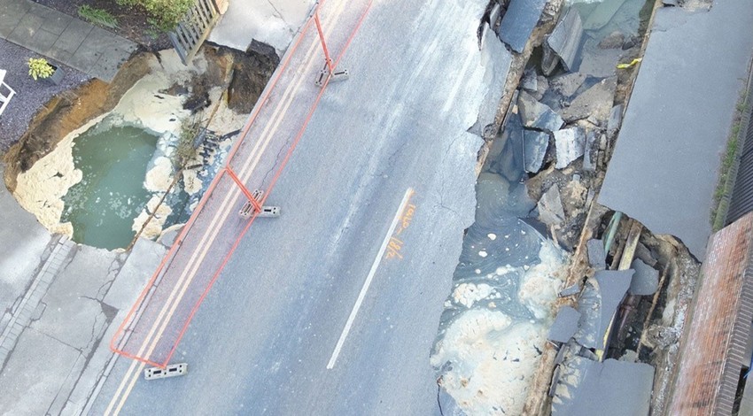 İngiltere'de bir sokakta pazartesi gecesi başladı, salı sabaha kadar 20 metre genişledi. Bir evin bahçesini yuttu