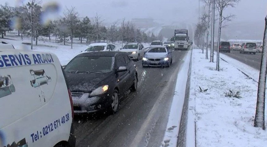 İstanbul'da etkili olan kar yağışı nedeniyle trafik yoğunluğu yüzde 90'a ulaştı!