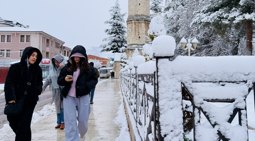 Tokat beyaz gelinliğini giydi, cadde ve sokaklarda ortaya çıkan bir görüntü izleyenleri hayrete düşürdü