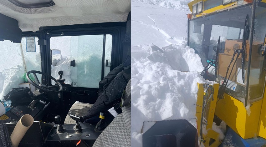 Kapalı yolu açmaya çalışan iş makinesinin üzerine çığ düştü!