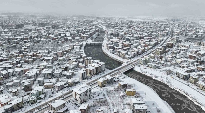 Samsun'da yoğun kar yağışı günlük hayatı olumsuz etkiledi. Yetkililerden uyarı geldi