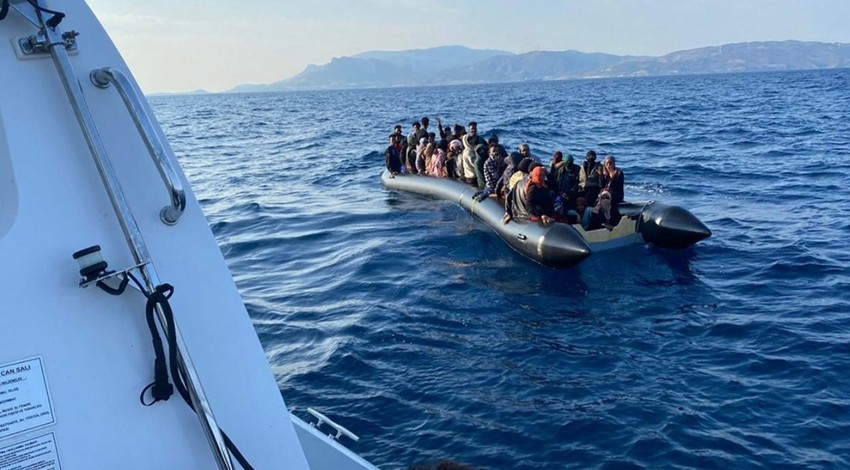 İzmir açıklarında lastik botla ölüme itilen 73 düzensiz göçmen kurtarıldı!