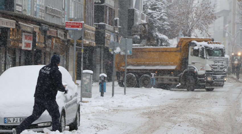 Meteorolojiden gelen uyarının ardından Van'da etkili oldu. Kentte 560 yerleşim yerine ulaşım kapandı