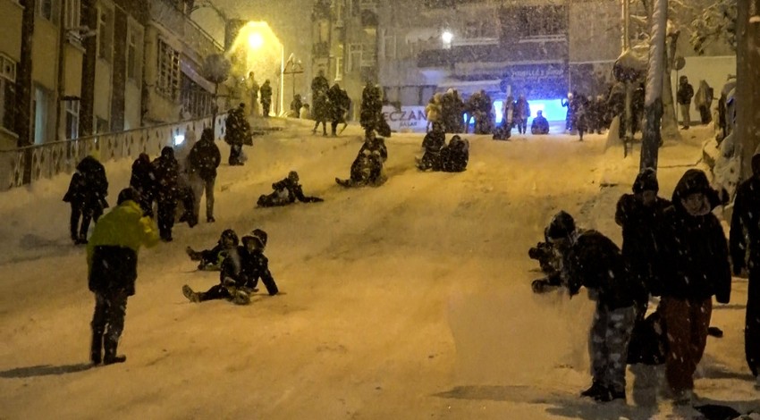 Samsun'da yoğun kar yağışının ardından eğlenceli anlar! Yıllar sonra böylesini gördüler