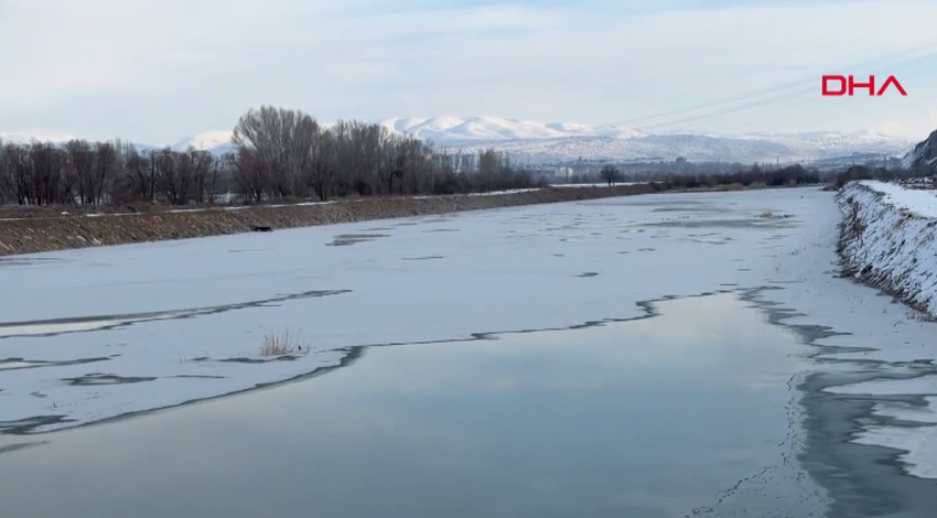 Soğuk hava dalgasının etkili olduğu Sivas'ta termometreler -18'i gösterdi. Kızılırmak Nehri'nin son hali şaşırttı