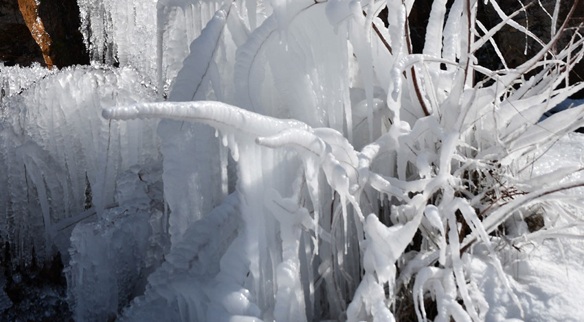 Şırnak'ta şelale ve dağlık alanlardaki manzara görenleri de buz kestirdi! Eksi 20'lere kadar düşen havada inanılmaz manzara
