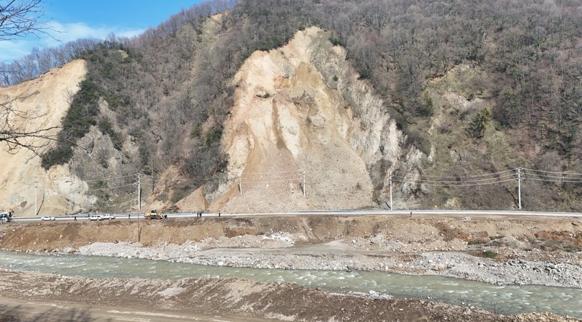 Düzce'de heyelan; 4 köy ve 2 mahallenin yolu trafiğe kapatıldı