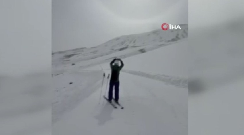 Karla kaplı Erciyes Dağı'nda gökyüzünde görenler hemen kayda aldı. Doğanın sanat eseri