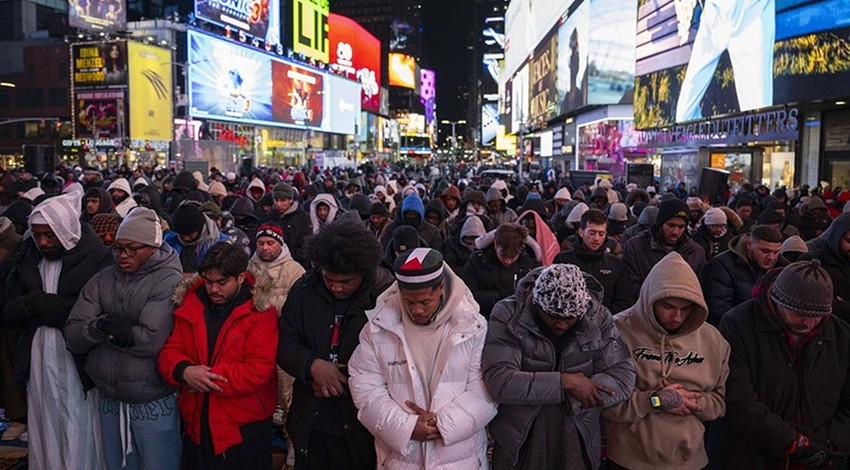 Times Meydanı'nda teravih namazı