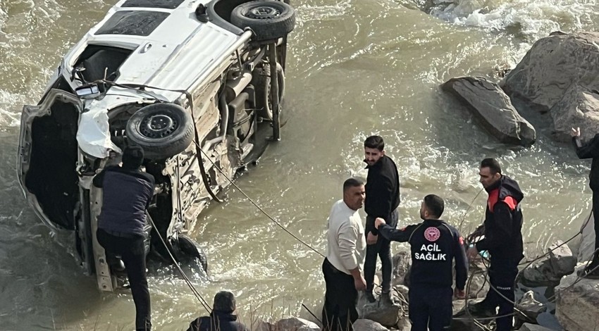 Hakkari'de yürek yakan kaza! Zap suyu, baba ve 10 yaşındaki oğlunu ayırdı