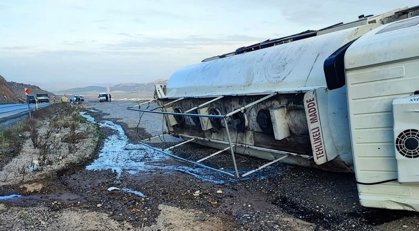 Gaziantep’te kaza: Akaryakıt tankeri devrildi! 2 kişi yaralandı