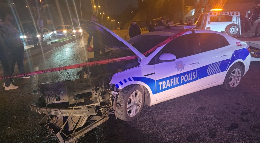 Zonguldak'ta feci kaza! Polis aracı ile otomobil çarpıştı: 2'si polis 4 yaralı