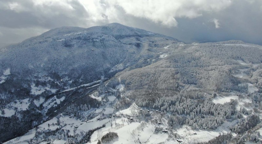 Kastamonu'da en çok kar yağışı alan bölgesi havadan görüntülendi. 1,5 metrelik kar kalınlığına ulaşan yerin manzarası hayran bıraktı