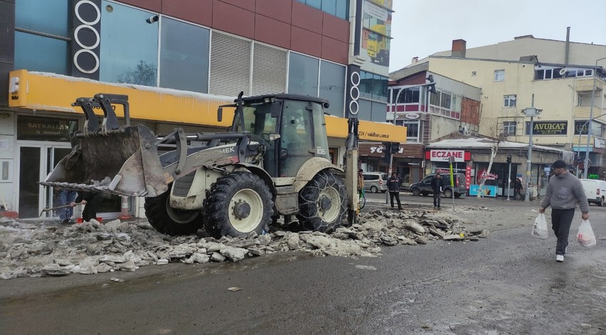 Ardahan'da 1 hafta boyunca ekipler, yollardan kaldırıp şehir dışına götürdü. Şimdiye dek 150 kamyon taşındı