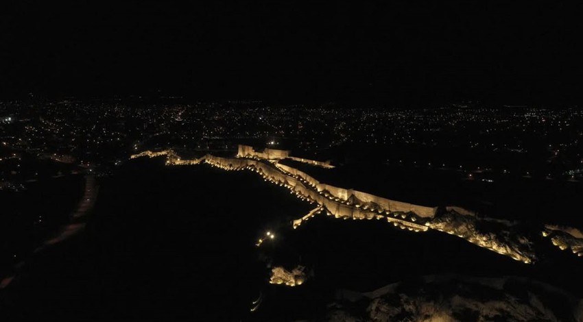Van'ın günümüze kadar ulaşan tarihi mirasları yeni çehrelerine büründü. Artık gecenin karanlığında tüm ihtişamıyla göz kamaştırıyor
