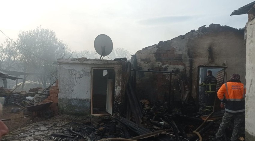 Edirne'de ahırından alevler yükseldiğini görünce hemen ihbarda bulundu. Alevler sönünce korkunç manzara ortaya çıktı. 6 inek ve 5 keçi telef oldu