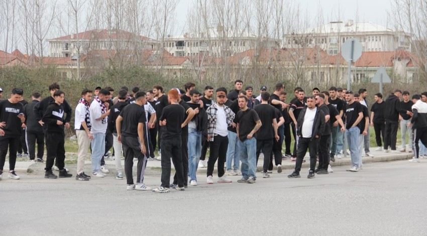 Sakarya'da ortalık savaş alanına döndü! Taraftarlar arasında döner bıçaklı, satırlı kavga!