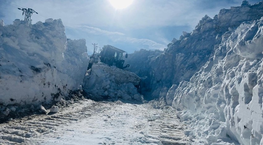 Hakkari'de kar yağışının ardından çalışmalar hızla başladı. 3 metrelik kar tünelleri görüldü