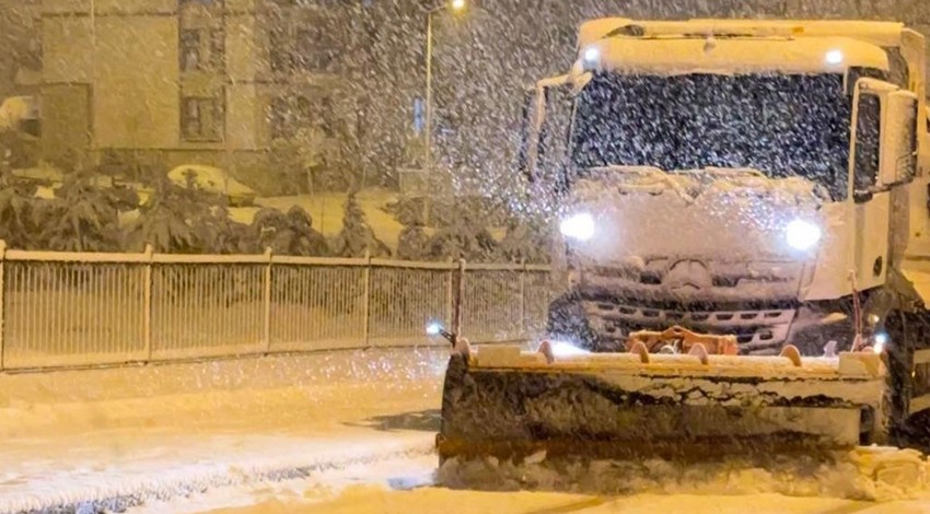 Elazığ'da etkili olan yoğun kar yağışının ardından ekipler harekete geçti. Geniş bir alanda hızlı şekilde çalışma başladı