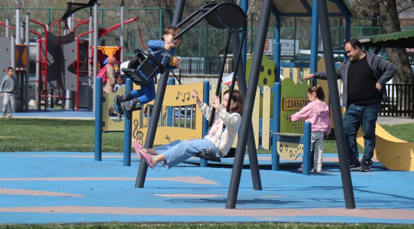 Sakarya'da hava sıcaklıkları yükseldi. Vatandaşlar, hafta sonunu yeşil alanlarda ve parklarda geçirdi