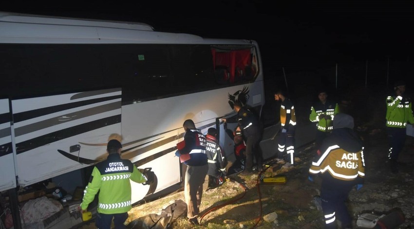 Aydın'da feci kaza! Yolcu otobüsü bariyere çarptı! Bir yolcu camdan fırlayarak can verdi!