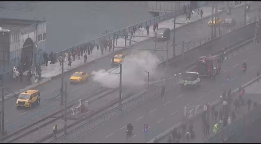 Galata Köprüsü'nde korkutan yangın! Tramvay seferleri durdu