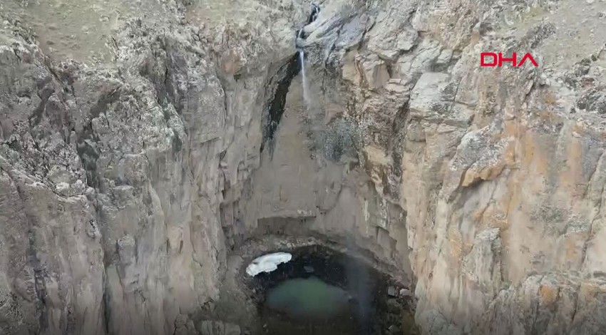 Van'da ilçeye 10 kilometre uzaklıktaki yerde karların erimesiyle birlikte sadece yılda 1 ay yaşanıyordu. Yılın o zamanı geldi çattı