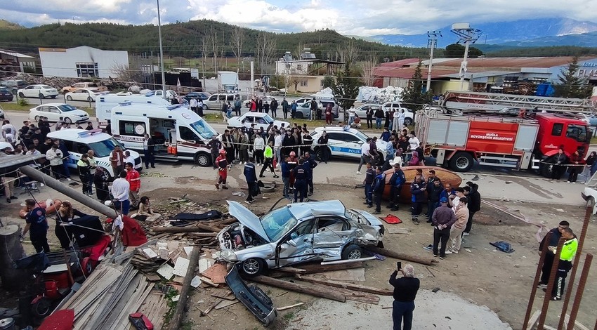 Bayramın ilk gününde katliam gibi kaza! Önce direğe, sonra duran otomobile çarptı: 4 ölü, 2 ağır yaralı