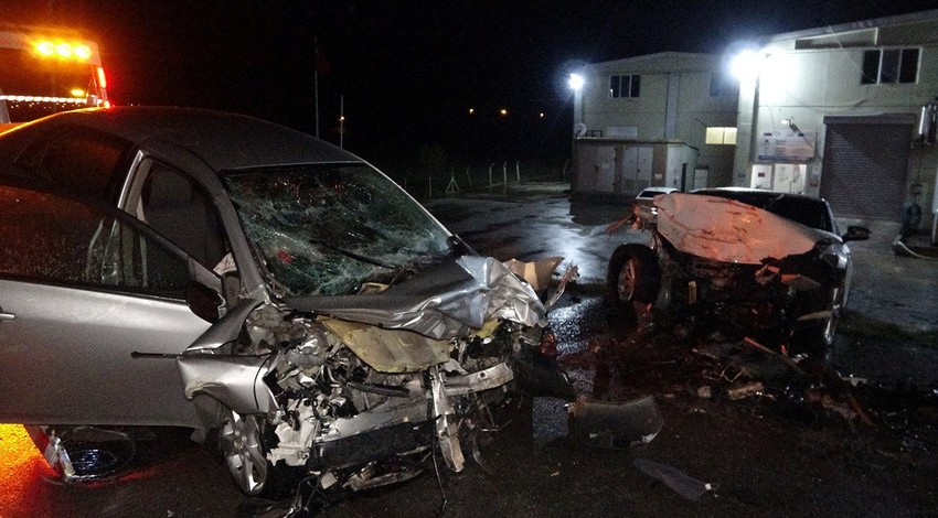 Bayramın 2'nci günü feci kaza! Çanakkale'de iki otomobil çarpıştı: 3 ölü, 1 yaralı