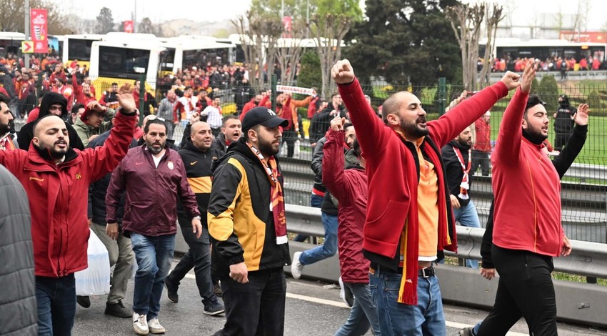 Galatasaray taraftarları, Fenerbahçe derbisi için Kadıköy’e geldi!
